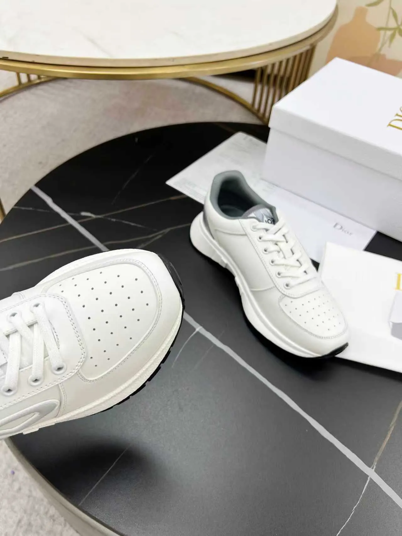 [Dior Dior] P: 640💰Couple model Size: Female: 35-40 (41 customized), male 39-44. (45 customized) 2025 Dior Dior autumn and winter new products🌹Fashion and trends coexist. Imported cowhide is customized one to one. Fabric; cowhide. Lining: Breathable mesh. Outsole: TPU.